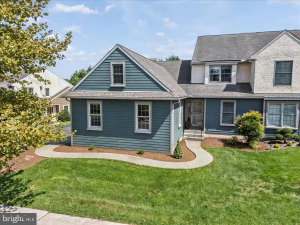 6 Parkside Dr, ELVERSON, PA 19520