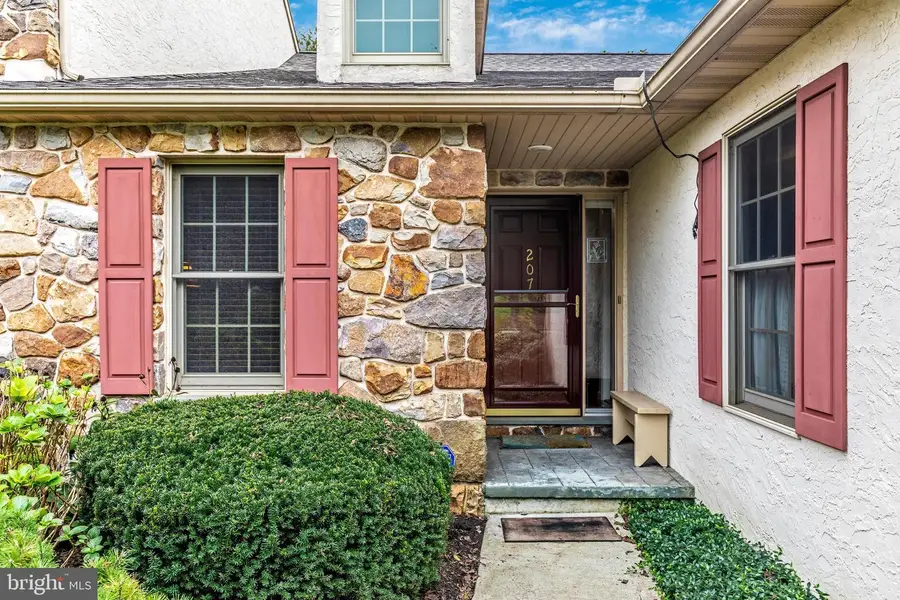 207 S Pine St, Elverson, PA 19520 - #2
