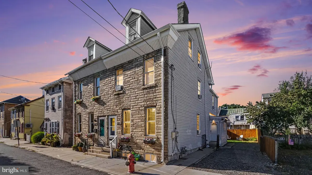 253 Walnut St, Phoenixville, PA 19460 - #1