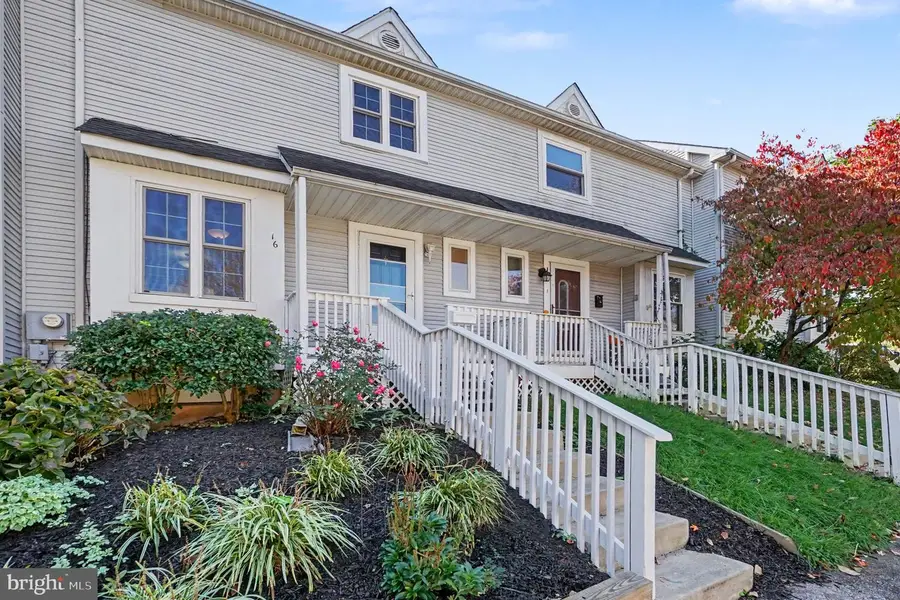 16 Oak St, Phoenixville, PA 19460 - #2