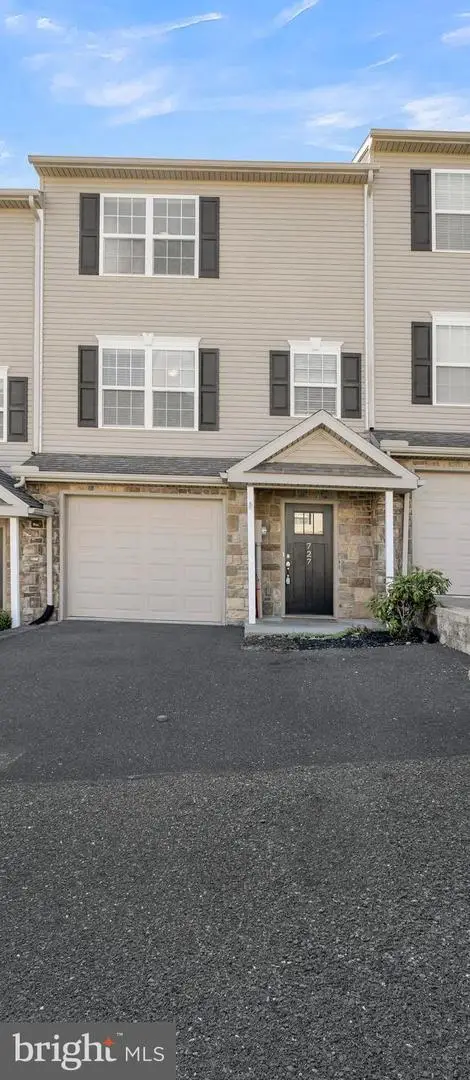 727 Gregs Dr, HARRISBURG, PA 17111