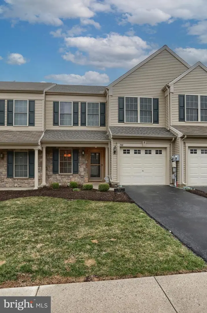 708 Creekside Dr, Hummelstown, PA 17036 - #1