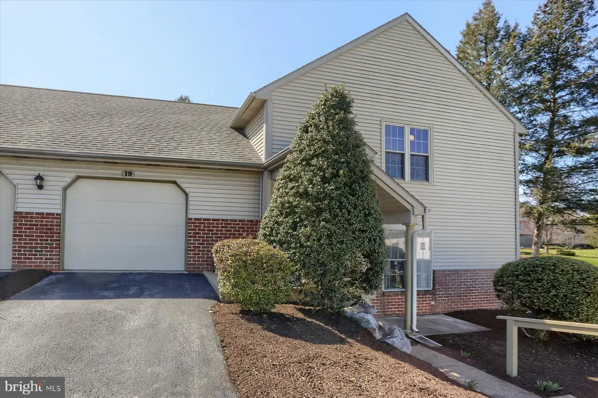 19 Sterling Ct, Hershey, PA 17033 - #1