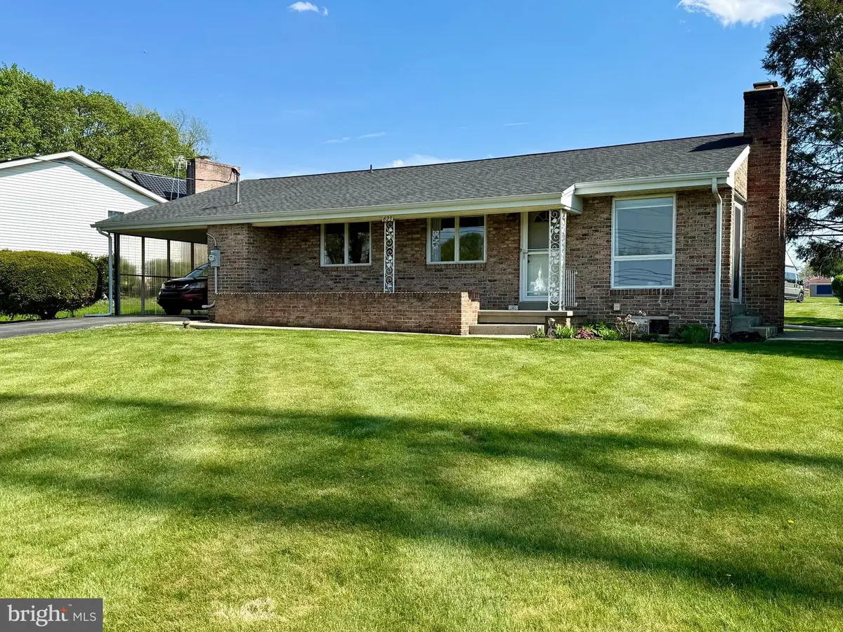 623 W Main St, Hummelstown, PA 17036 - #1