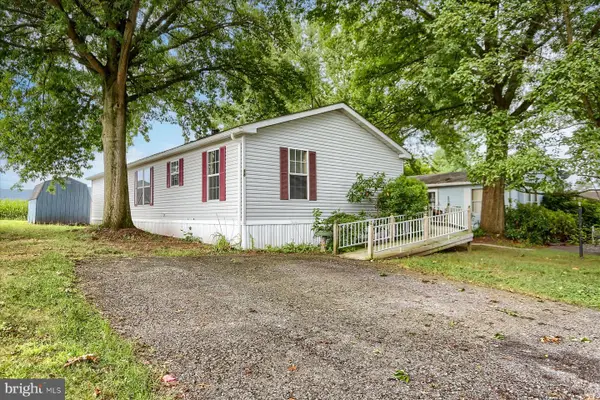18 Midland Dr, MILLERSBURG, PA 17061