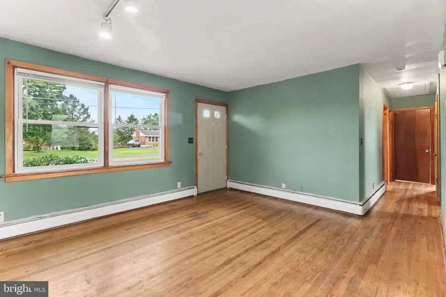 847 Shawnee Dr, Harrisburg, PA 17112 - #2