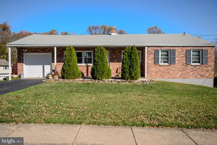 2915 Highwoods Dr, Aston, PA 19014 - Image #2