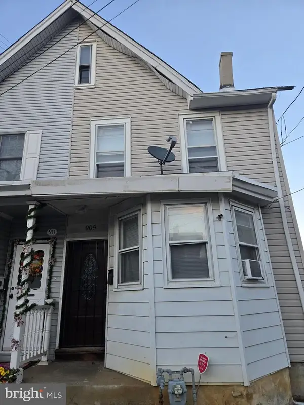 909 Pine St, DARBY, PA 19023