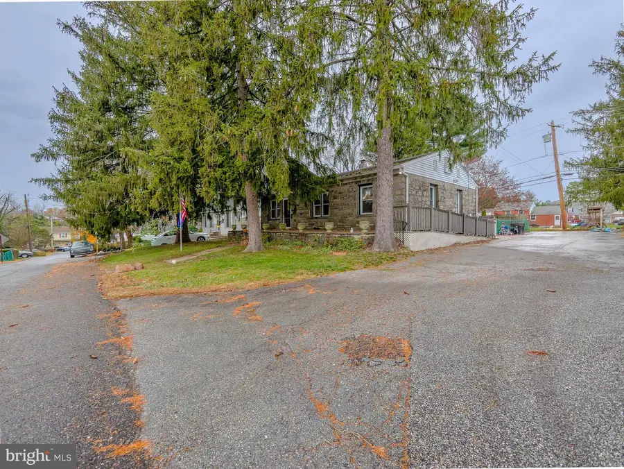 328 Hillside Ave, Brookhaven, PA 19015 - Image #2