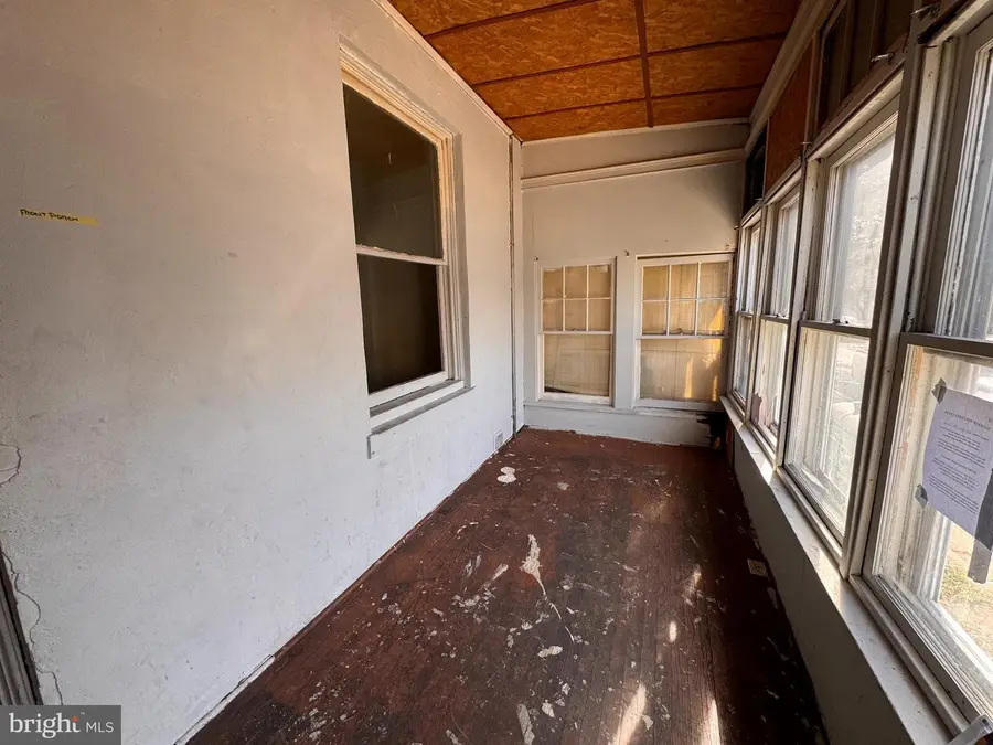 909 Maple Ter, Darby, PA 19023 - Image #2