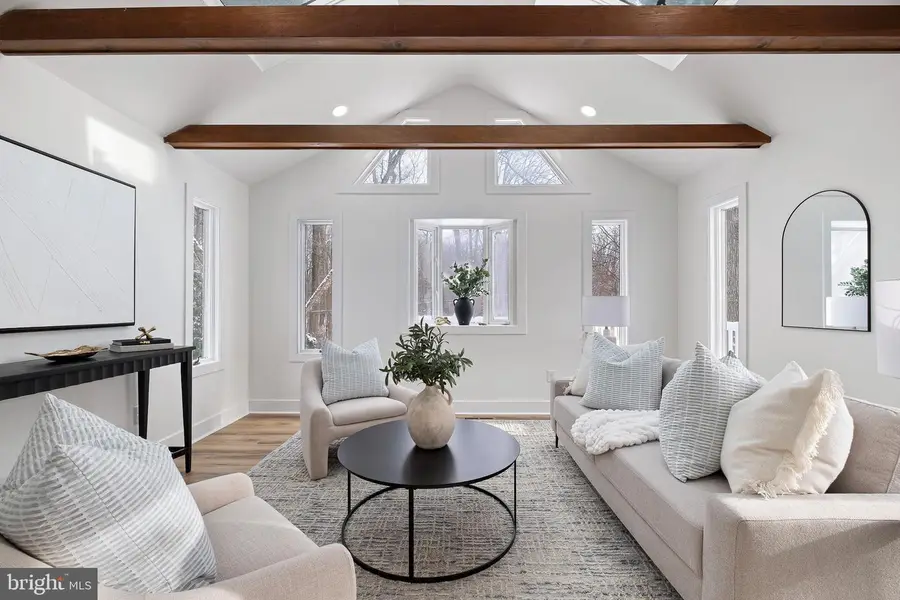 921 Flora Ln, Upper Chichester, PA 19061 - Image #2