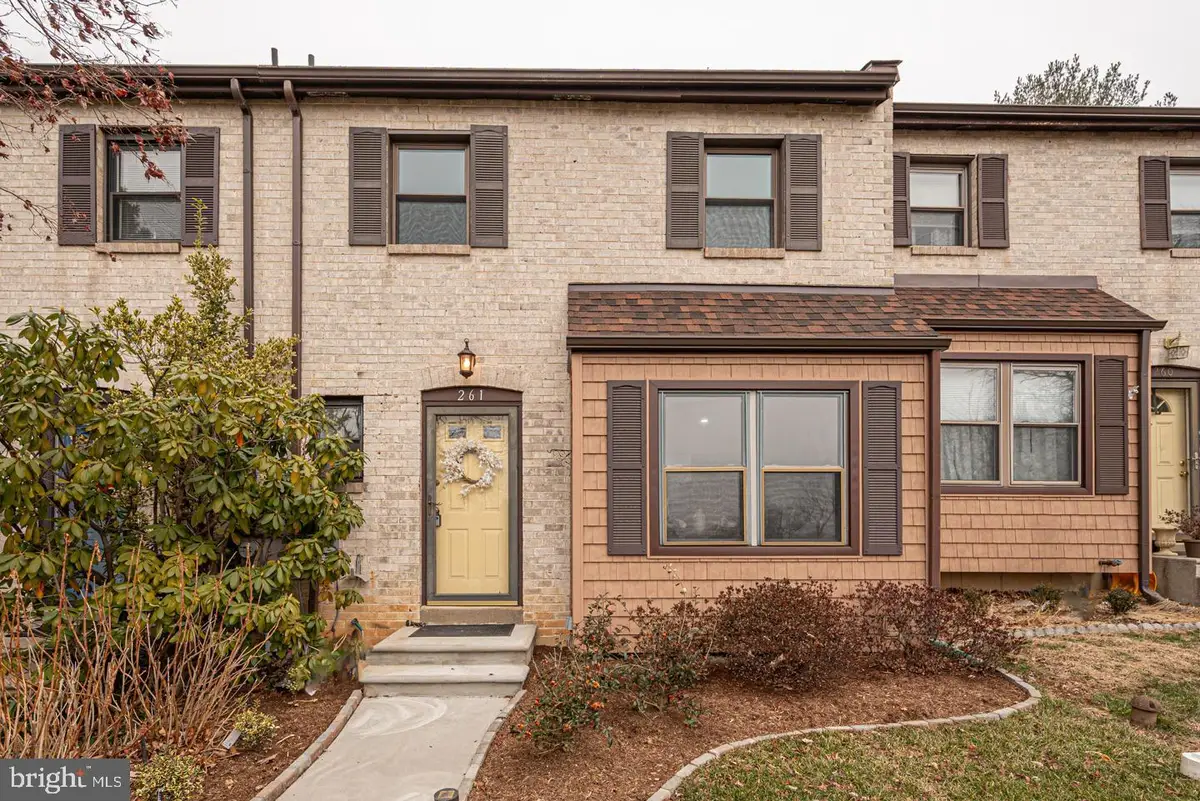 261 Bishop Dr, Aston, PA 19014 - Image #1