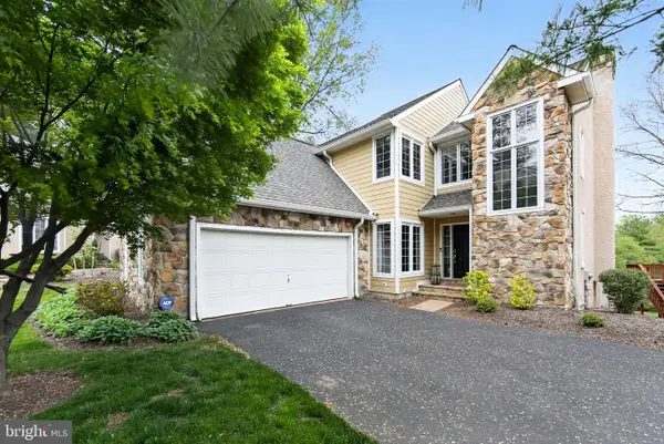 8 Village Cir, NEWTOWN SQUARE, PA 19073