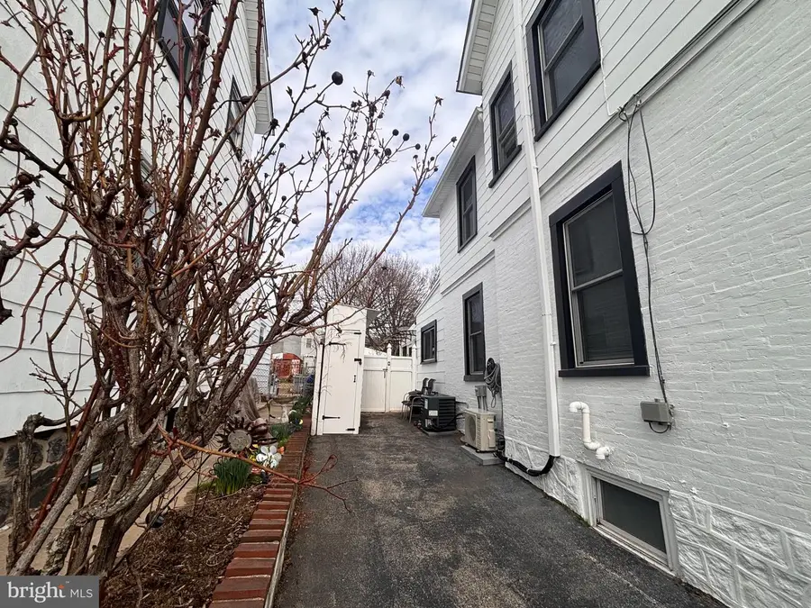 17 Walnut St, Clifton Heights, PA 19018 - #3