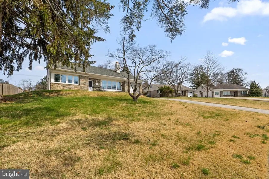 711 Hedgerow Dr, Broomall, PA 19008 - #3