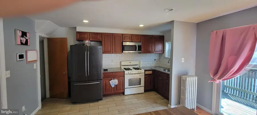 7046 Clover Ln, Upper Darby, PA 19082 - #2