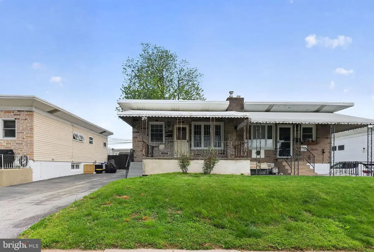 208 Hoffman Rd, Ridley Park, PA 19078 - #1