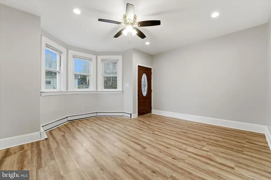 909 Pine St, Darby, PA 19023 - #2