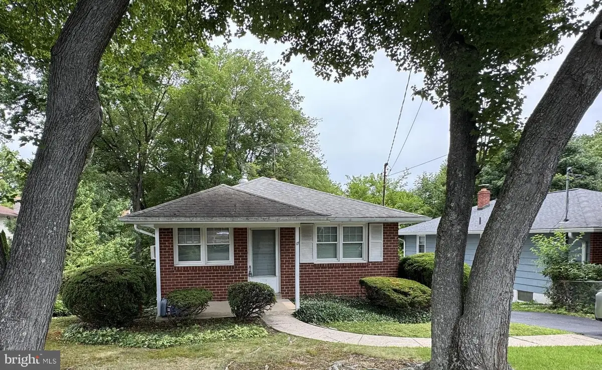 17 Walnut Rd, Wallingford, PA 19086 - #1