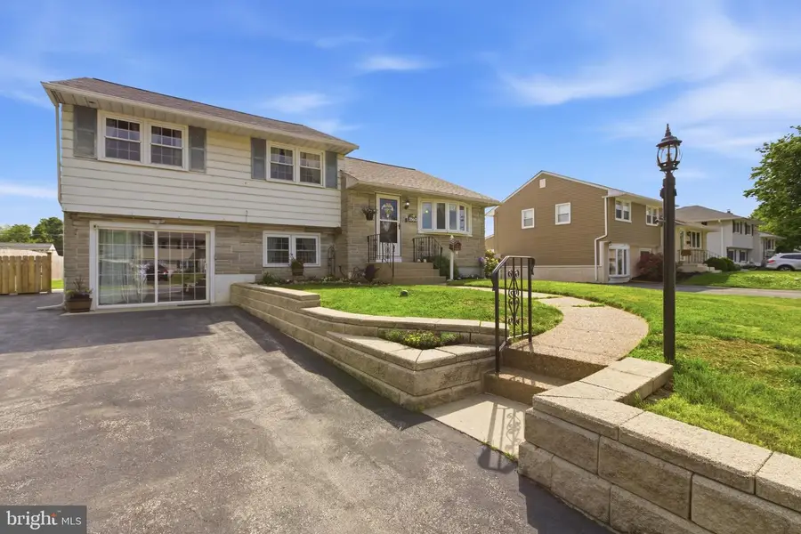 3560 Edgewater Ln, Brookhaven, PA 19015 - #3