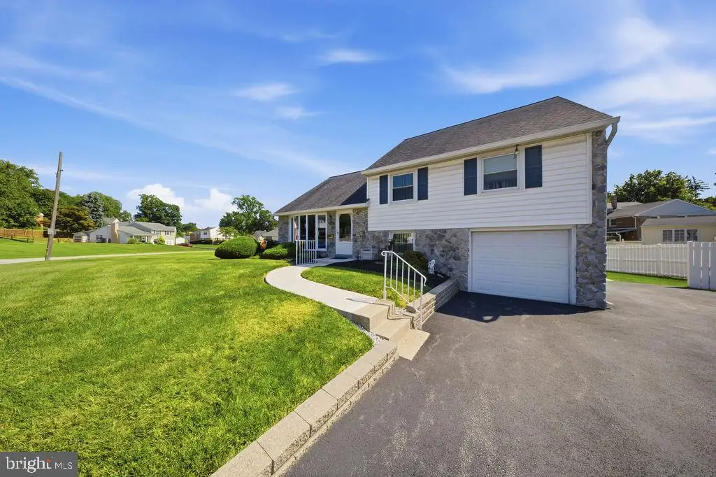 855 Rhoads Dr, Springfield, PA 19064 - #1