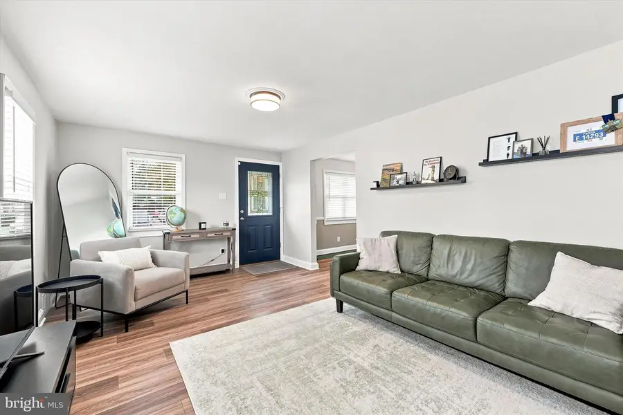 864 Quaint St, Secane, PA 19018 - #2