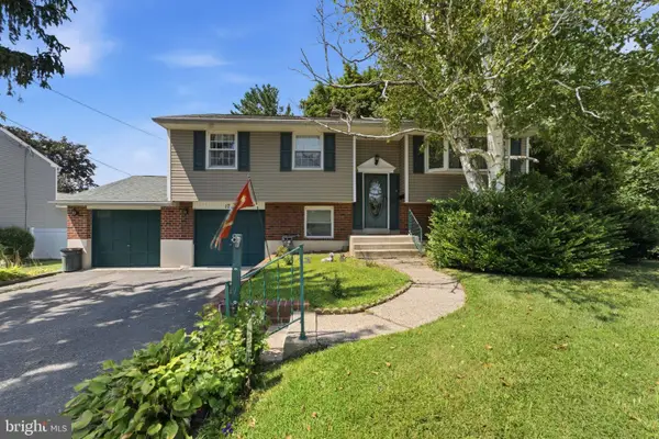 17 Blackthorne Ln, ASTON, PA 19014