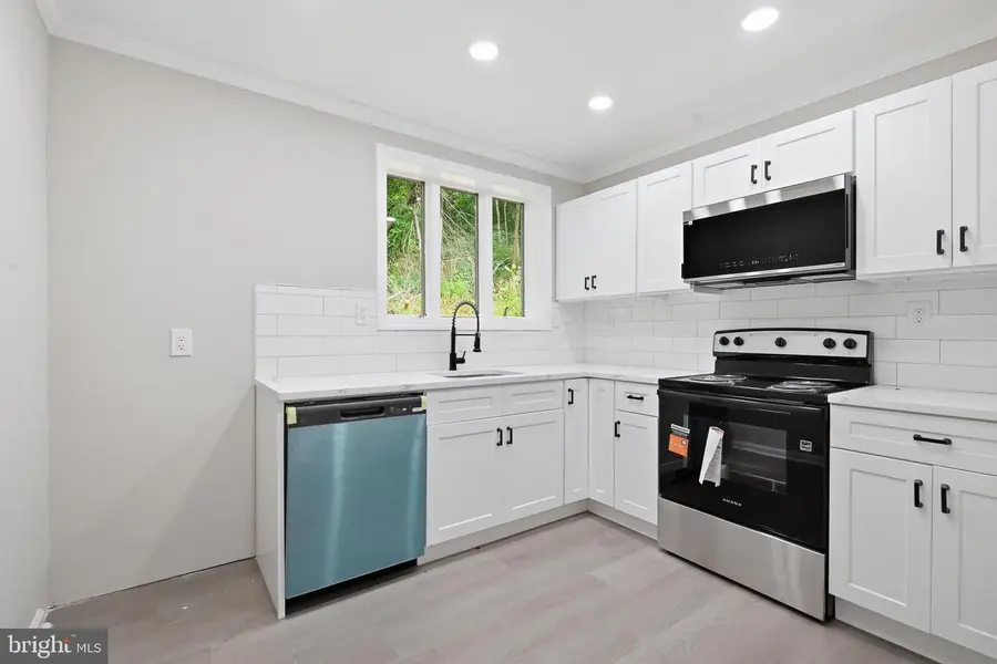 808 Maple Ln, Aston, PA 19014 - #2