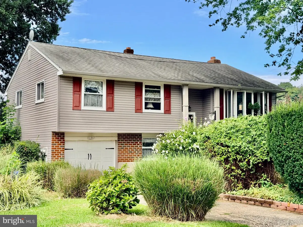 172 Blackthorne Ln, Aston, PA 19014 - #1