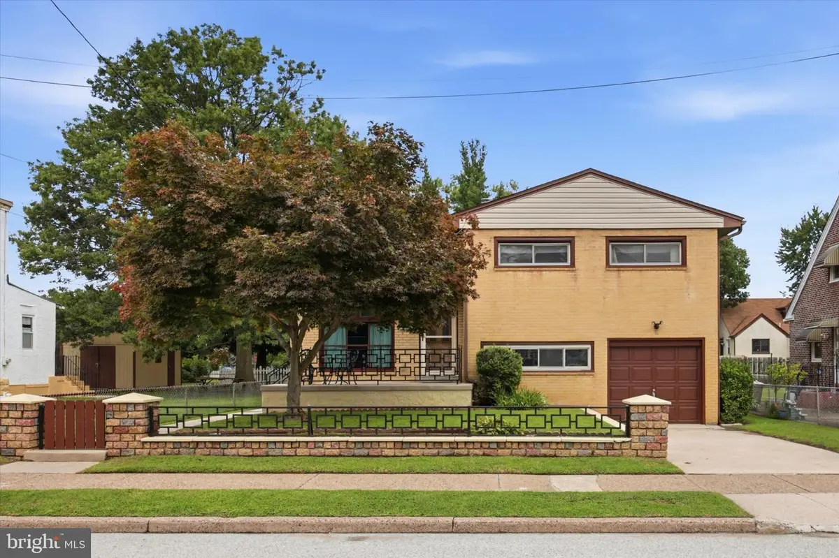 307 Seneca St, Essington, PA 19029 - #1