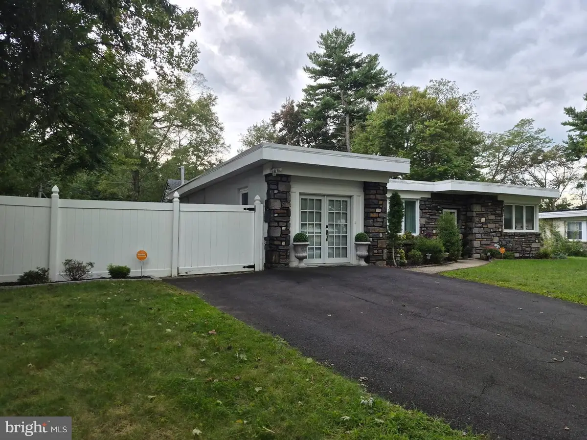 716 Martens Ln, Springfield, PA 19064 - #1