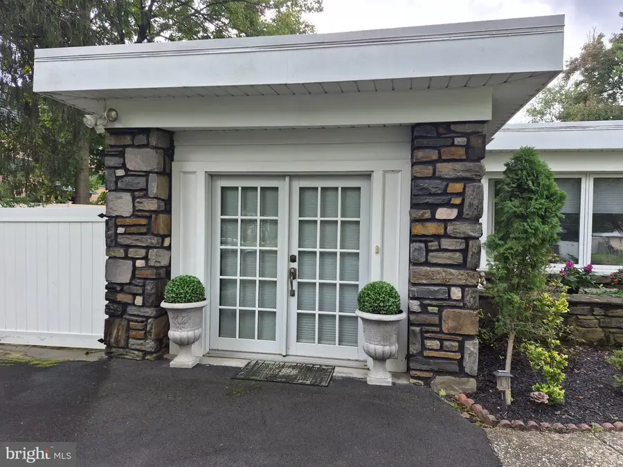 716 Martens Ln, Springfield, PA 19064 - #2