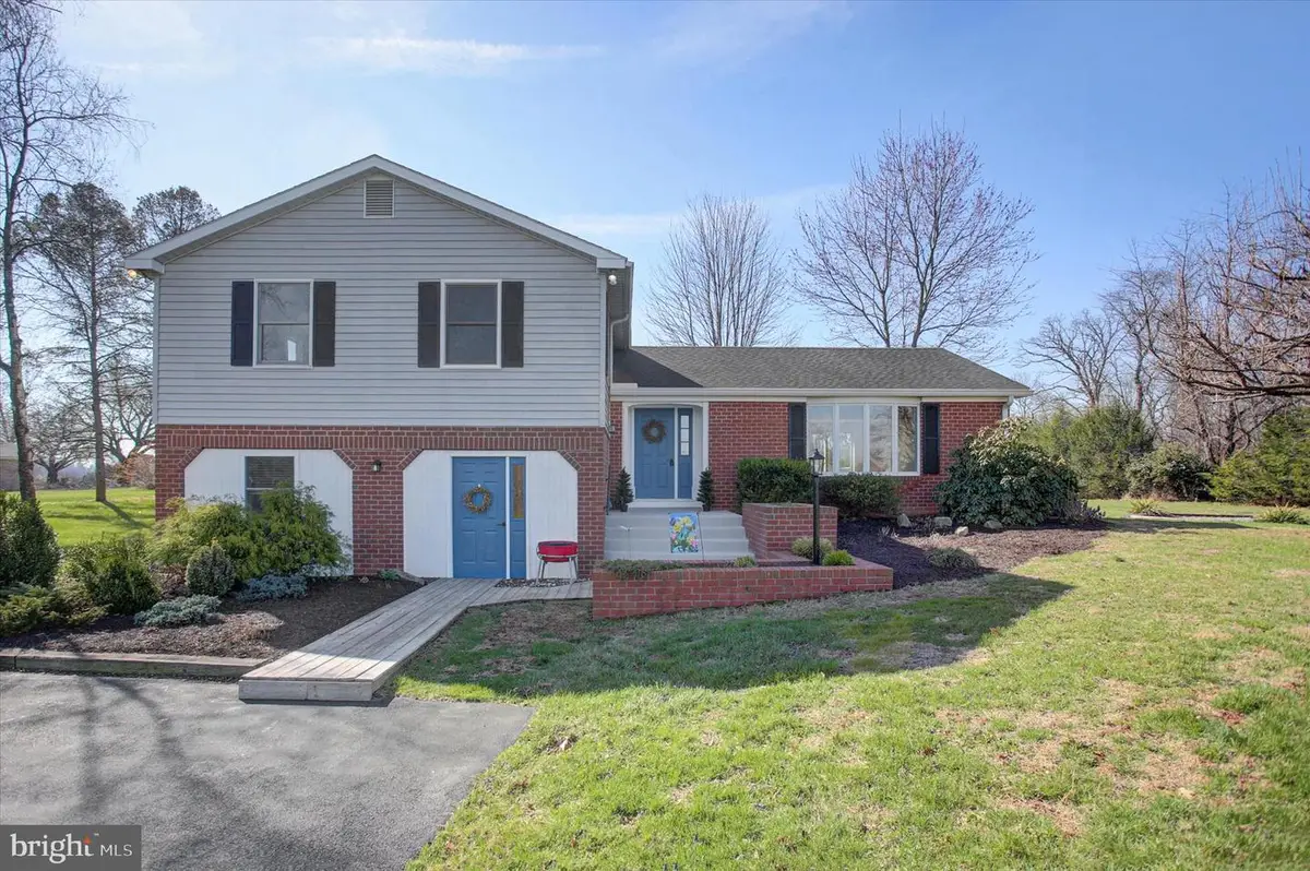 3994 W Weaver Rd, Greencastle, PA 17225 - #1