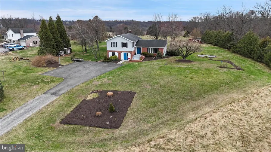 3994 W Weaver Rd, Greencastle, PA 17225 - #2