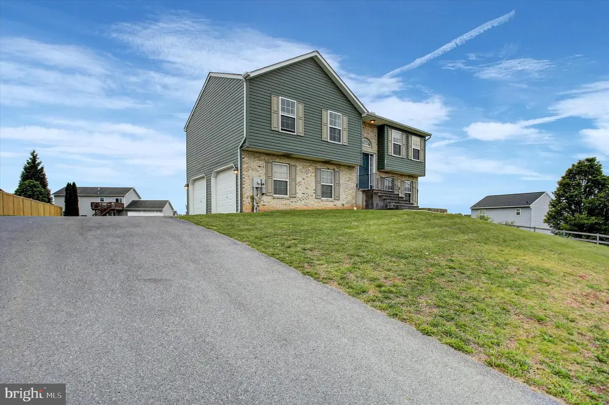 828 Essex Cir, Greencastle, PA 17225 - #1