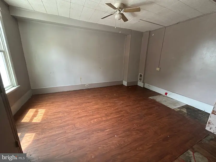 381 King St E, Chambersburg, PA 17201 - #2