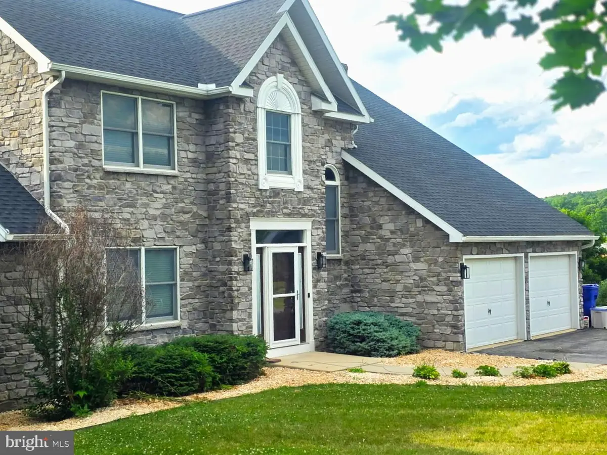 8057 Lofty Heights Dr, Waynesboro, PA 17268 - #1
