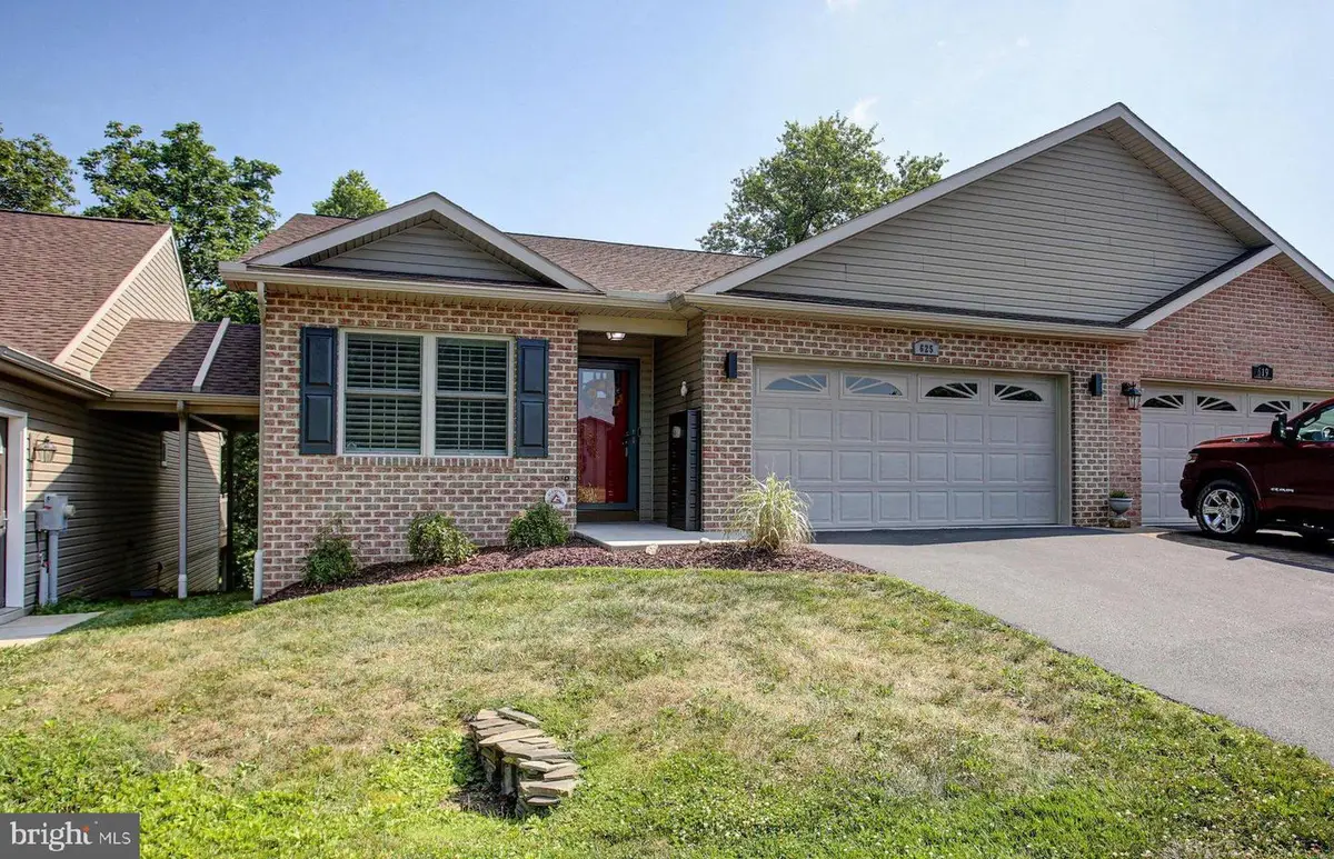 625 Shook Ct W, Greencastle, PA 17225 - #1