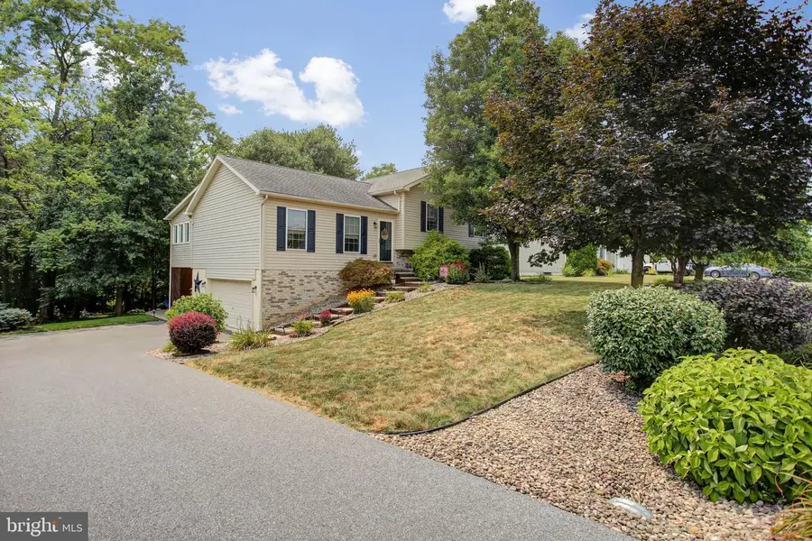 1858 Falcon Ln, Chambersburg, PA 17202 - #3