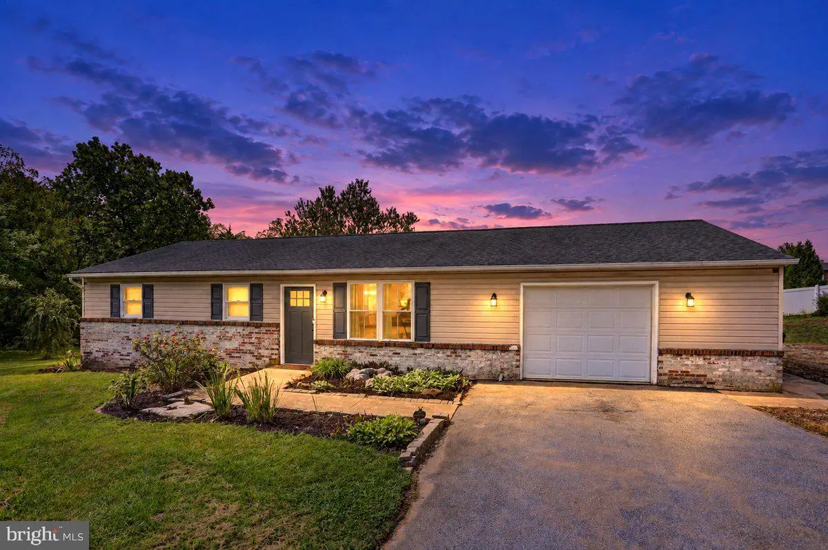 1541 Streamside Dr, Chambersburg, PA 17202 - #1