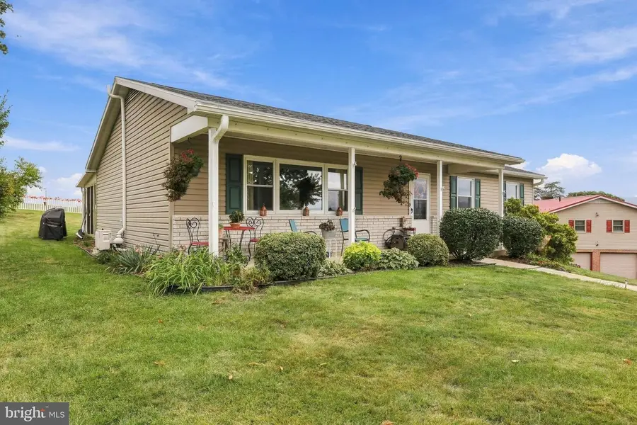 4 Buckingham Dr, Chambersburg, PA 17201 - #2