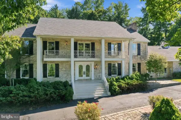 586 Crestwood Dr, CHAMBERSBURG, PA 17202