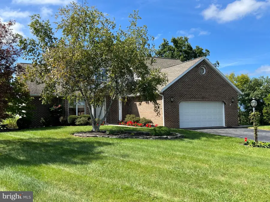 221 Topaz Dr, Chambersburg, PA 17202 - #2