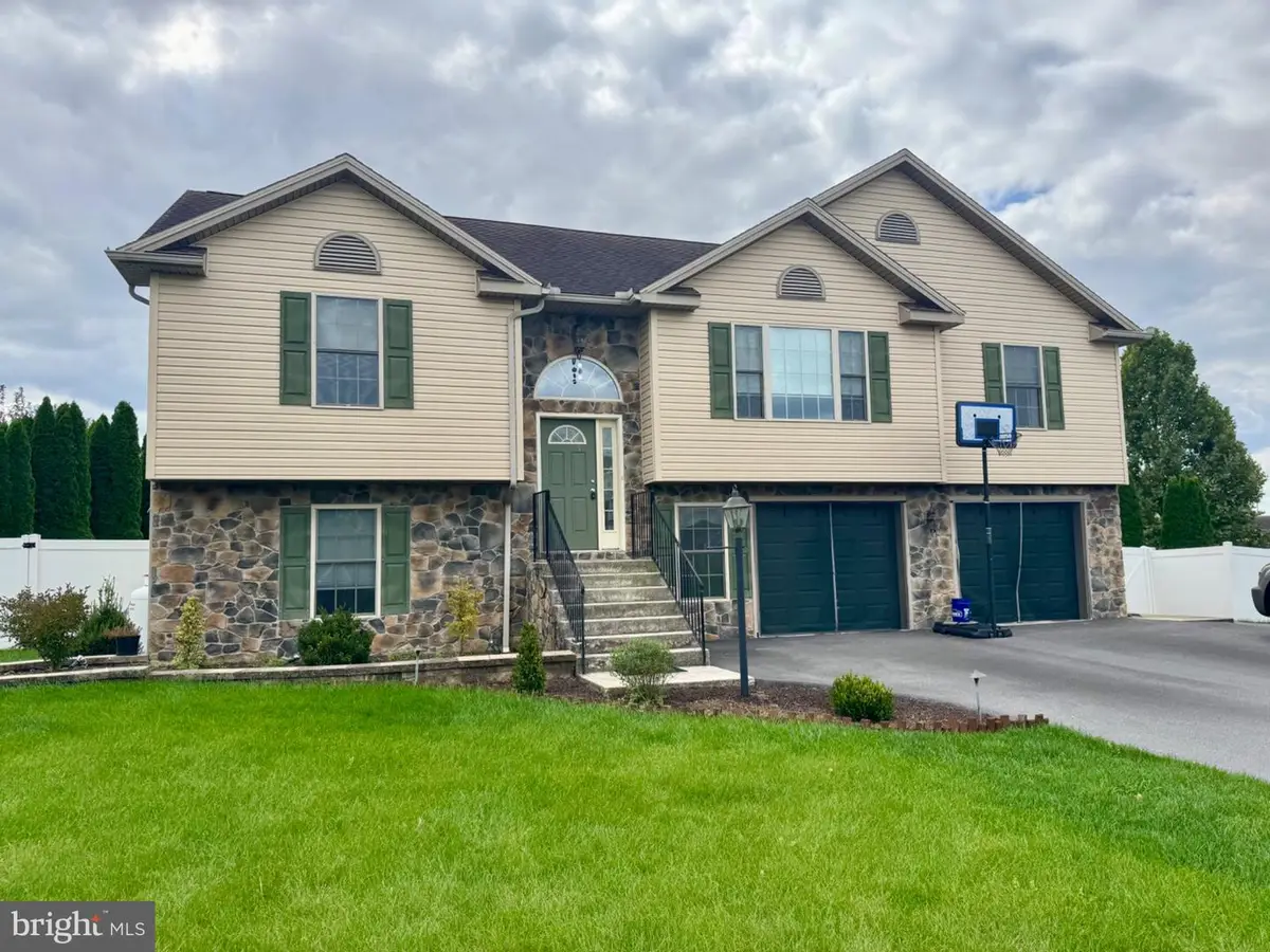 203 Grayson Cir, Shippensburg, PA 17257 - #1