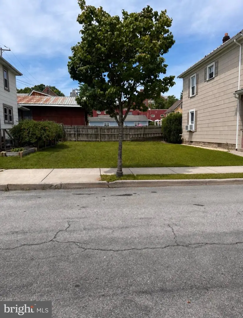 513 16th St, Huntingdon, PA 16652 - #1