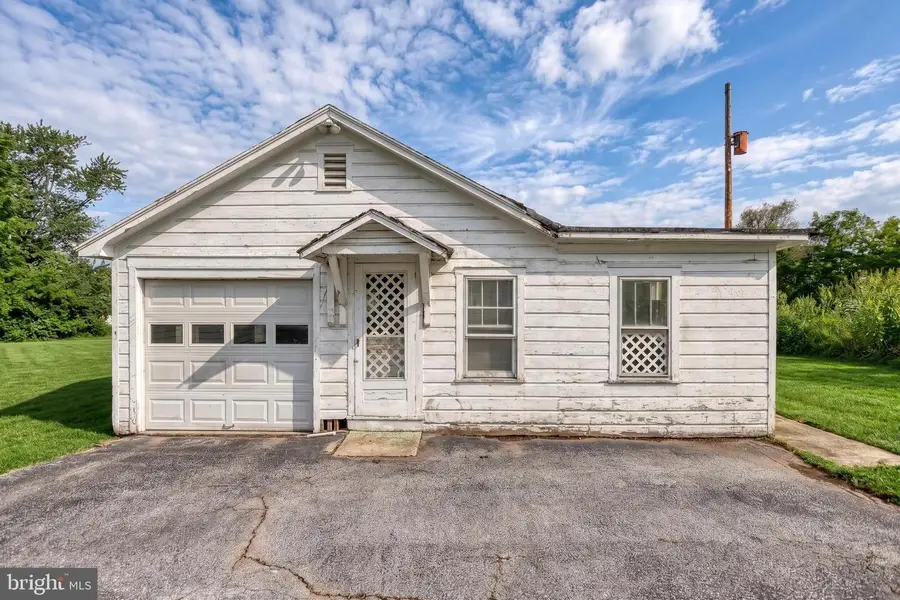 825 Main St, McAlisterville, PA 17049 - #2