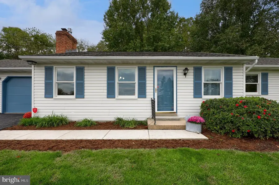 2435 Honeysuckle Ln, Lancaster, PA 17603 - Image #2