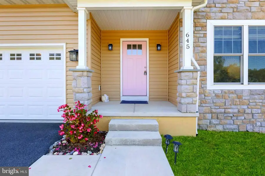 645 N Pier Dr, Lancaster, PA 17603 - Image #2