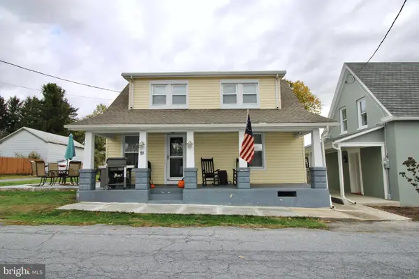 18 S Queen St, MAYTOWN, PA 17550