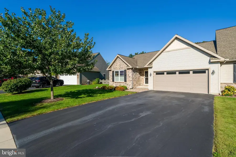 5179 Oak Leaf Dr, Mount Joy, PA 17552 - Image #2